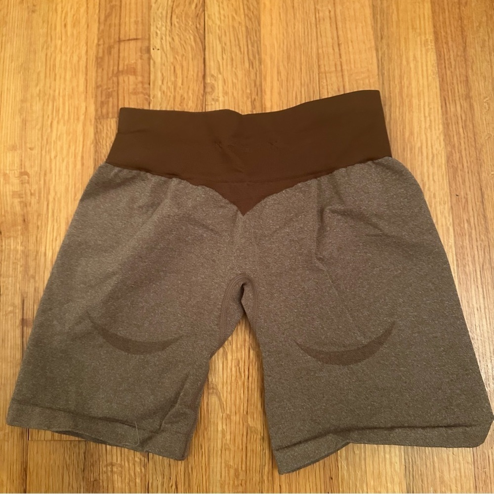 NVGTN Performance Seamless Shorts in the mocha color,Size Small (#2)
